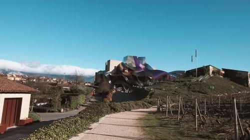 ELCIEGO, RIOJA, ESPAÑA - FEBRERO DE 2019. Edificio contemporáneo diseñado por el arquitecto Frank Gehry en un w