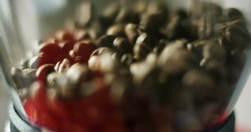 Die gerösteten Kaffeebohnen fallen in die Kaffeemühle, sie werden zerkleinert, um eine perfekte Größe zu haben und