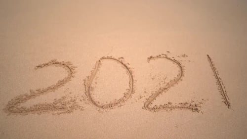2021, das auf den Sand geschrieben steht, wird von der Welle weggespült. Tropische Weihnachtsstimmung. Weihnachten, Neujahr