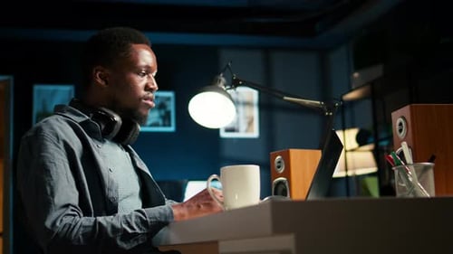 Un Afro-Américain travaille à distance et participe à une conversation sur le Web