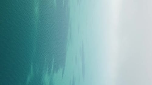 Abstrakte Luft, Meer, Sommer, Ozean, Sonnenuntergang, Naturhintergrund, Kleine Wellen auf der Wasseroberfläche in Bewegung