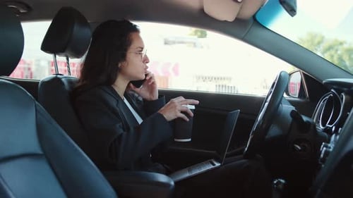 Belo motorista em automóvel pronto para a estrada