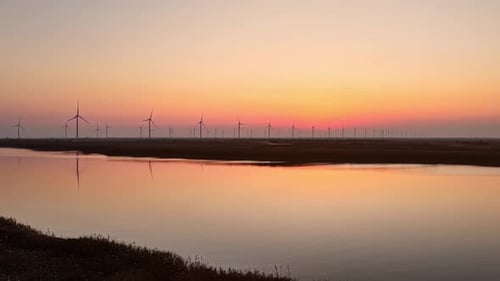 Drohnenaufnahme von sich drehenden Windturbinen. Windkraft, Alternative Energien