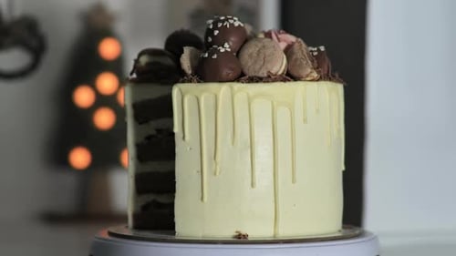 Ein Cutaway-Kuchen mit Weißkäseglasur mit Keksen auf weihnachtlichem Hintergrund