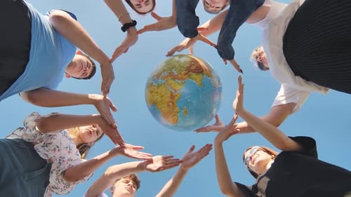 Jungen umgeben den Globus mit ihren Handflächen Das Konzept der Erhaltung des Weltfriedens