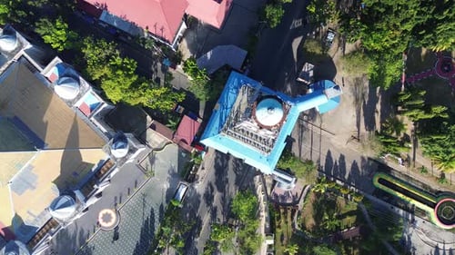 Luftaufnahme des Limboto-Turms. Ikone der Regentschaft Gorontalo
