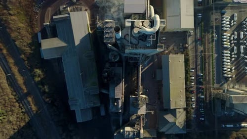 Vue aérienne d'une installation industrielle avec de la fumée, Royaume-Uni.