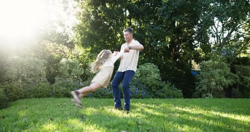 Vater, Mädchen und spielen mit Spin im Hinterhof, halten Händchen und freuen sich über die Verbundenheit mit Liebe