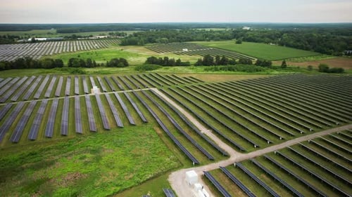 Eine große Solaranlage im Mittleren Westen
