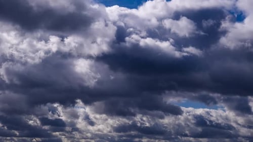 Zeitraffer von Gewitterwolken, die sich am Himmel bewegen