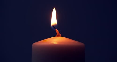 Flamme de bougie unique sur fond noir horizontal