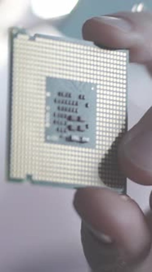 der Wissenschaftler, der im Labor einen Chipsatz hält: Das Konzept der Computer-Serviceelektronik