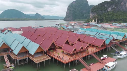 Ein genauerer Blick auf die traditionelle Community Ko Pane, ein schwimmendes Dorf in Thailand.
