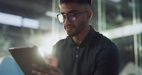 Tablet, Internet und Geschäftsmann, der E-Mails im Internet schreibt oder an einem Projekt in einem Tech-Bereich arbeitet