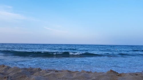 Sommerparadies. Die Wellen des Mittelmeers treffen auf den Sand am Strand.