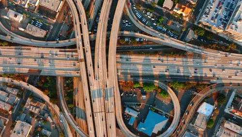 Autoroutes et autoroutes avec plusieurs voitures qui circulent. Échangeur très fréquenté à Los Angeles, Californie, États-Unis