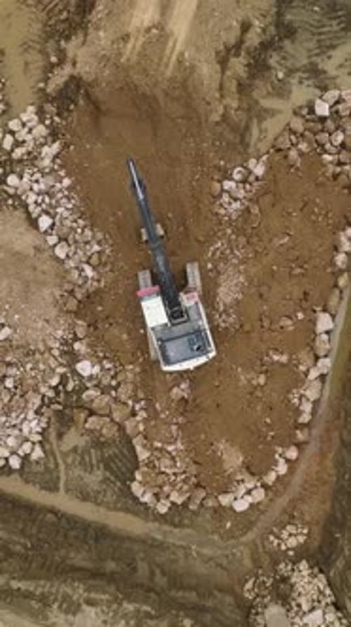 Schwere Maschinen im Einsatz auf einer belebten Baustelle