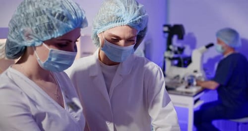 Embryologistes effectuant une fécondation artificielle en laboratoire