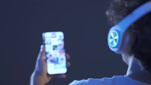 El joven que usa las redes sociales es feliz y alegre.