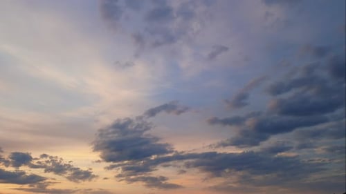 Zeitraffer des Sonnenaufgangshimmels mit goldenen Sonnenstrahlen und glühenden Wolken am frühen Morgen