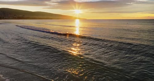 Vista aérea con un dron del resort Sunny Beach en Bulgaria al atardecer