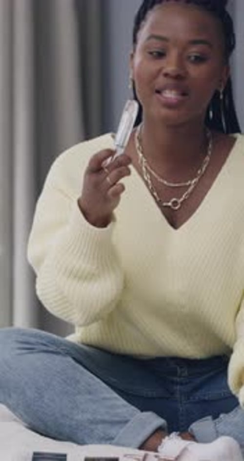 Mujer influencer, parlante y negra con maquillaje en el dormitorio para su aplicación, instrucciones y tutorial