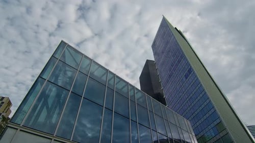 Ansicht Blick nach oben auf die moderne Bürogebäudearchitektur im Finanzviertel Geschäfts- und