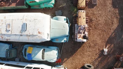 Coches antiguos clásicos estacionados en un depósito de chatarra, vista aérea
