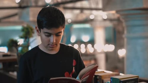 Ein Junge, der Bücher liebt