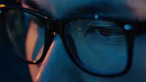 Hackeraugen, die Computercode in der Dunkelheit eines Cyberangriffs reflektieren