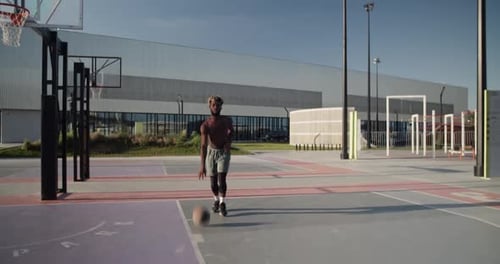 Afroamerikanischer Basketballspieler rennt auf Kamera zu