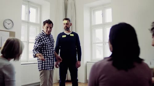 Un conseiller appose des notes adhésives contenant des mots négatifs sur le client pendant une thérapie de groupe