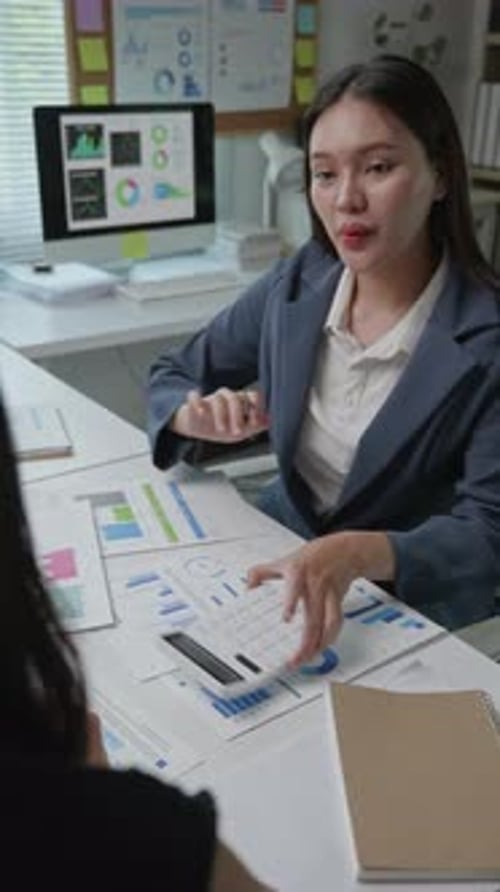 empresários trabalhando e discutindo ideias no escritório