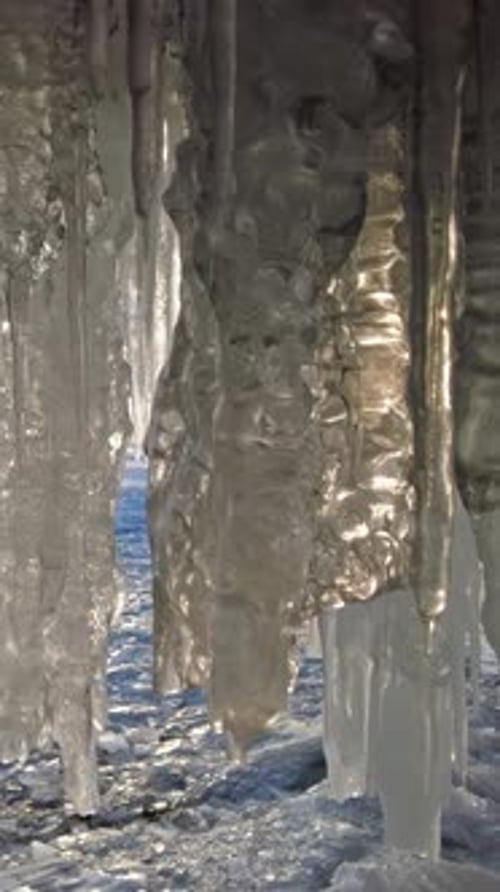 Carámbanos en una cueva en el lago Baikal