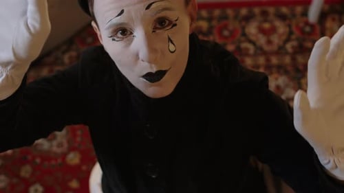 Artiste de mime féminin mettant les mains sur un mur invisible