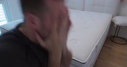 Homme éternuant à cause d'une allergie aux acariens dans la chambre