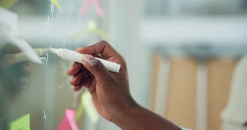Mur de verre, stratégie et rédaction avec les mains de gens d'affaires pour une solution financière parfaite