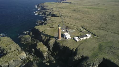 Luftaufnahme des Leuchtturms und der Klippen am Meer, Schottland.