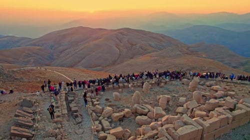 Personnes se rendant à pied à Nemrut