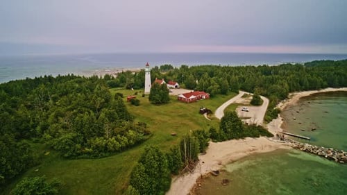 Zumbido con un tiro panorámico sobre un faro en el lago Michigan