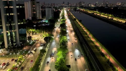Paisagem urbana de São Paulo, Brasil. Paisagem noturna da rodovia Marginal Pinheiros em São
Paulo