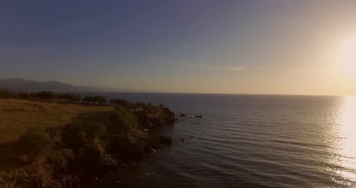 Vue aérienne : coucher de soleil sur les falaises de Molyvos, Lesbos.