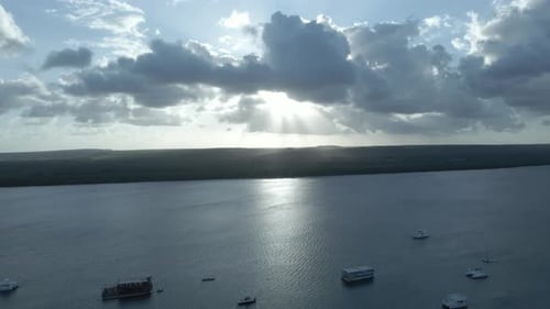 Luftaufnahme von Booten, die im Meer vor der Küstenstadt in Brasilien schwimmen. - Pullback-Aufnahme