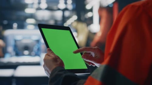 Techniker aus nächster Nähe bei der Arbeit am Mockup-Tablet bei der Überprüfung der Produktion Unbekannter Ingenieur