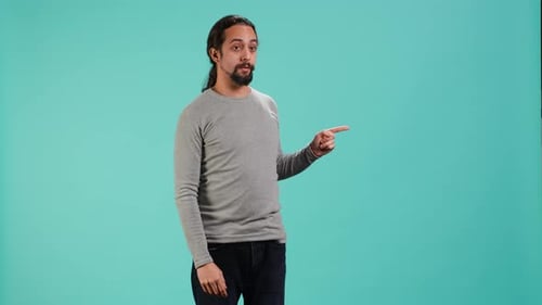 Hombre mostrando espacio de texto copiado haciendo publicidad