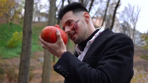 Un misterioso recipiente para calabazas con manchas de sangre en un hermoso entorno otoñal este otoño