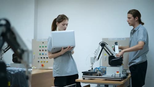 Auszubildender Robotikingenieur lernt mit dem Programmieren und Manipulieren der Roboterhand