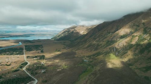 Drone de la chaîne de montagnes Twizel avec des nuages en Nouvelle-Zélande