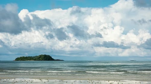 Zeitraffer der malerischen Küste mit Insel im Paradies Thailand.