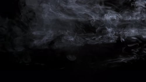 eine mittlere Menge Rauch, der in der Luft schwebt und am Ende plötzlich verschwindet, wenn ein Wind weht oder